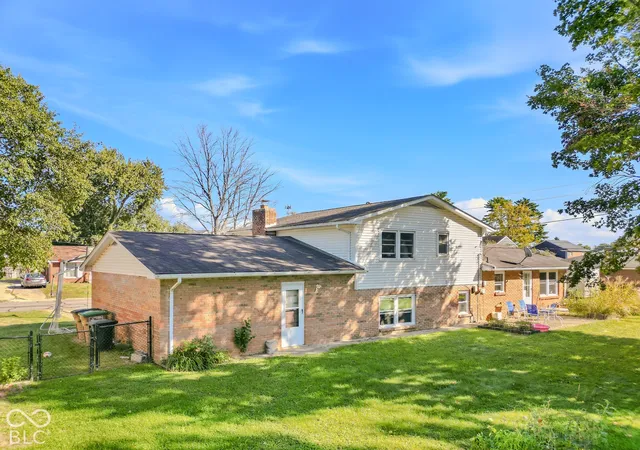 Photo 3 of Single family home for sale at 2810 Jordan Dr, Columbus, IN 47203 | MLS# 22130209 | Listing updated on 2026-10-09