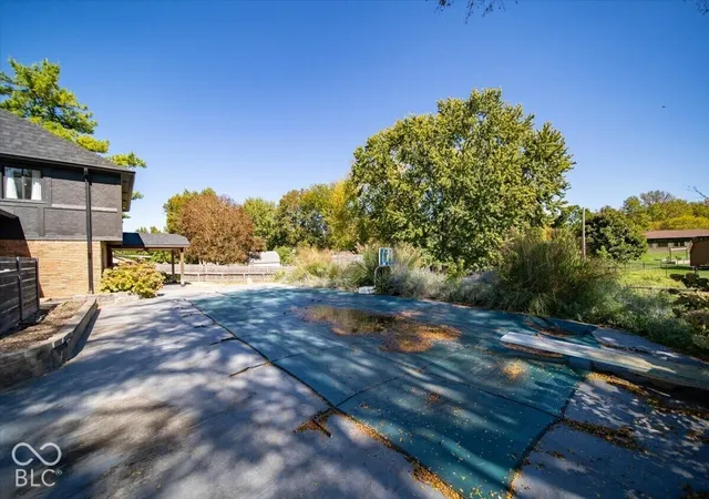 Photo 3 of Single family home for sale at 601 Ridge Rd, Greenwood, IN 46142 | MLS# 22130252 | Listing updated on 2026-10-08