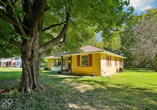 Photo 2 of Single family home for sale at 1608 Weslow Ct, Anderson, IN 46011 | MLS# 22130258 | Listing updated on 2026-10-12