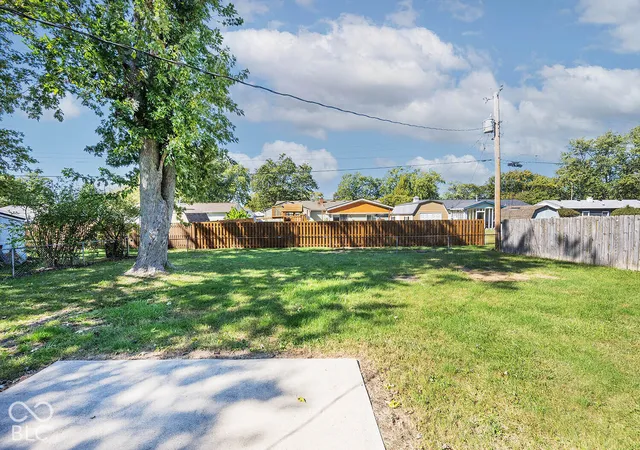 Photo 3 of Single family home for sale at 916 School St, Greenfield, IN 46140 | MLS# 22130329 | Listing updated on 2026-10-07