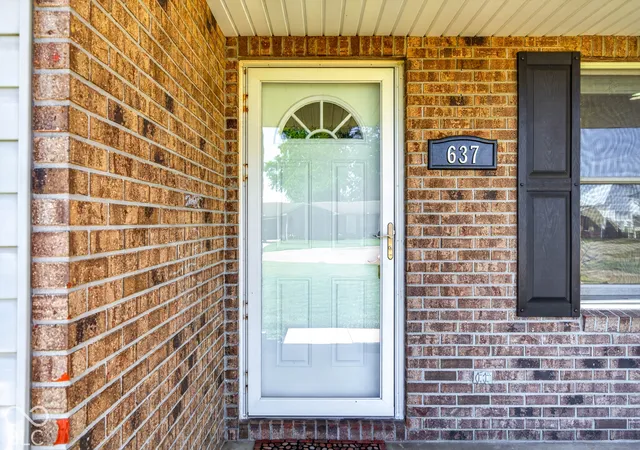 Photo 2 of Single family home for sale at 637 Woodside Ct, Seymour, IN 47274 | MLS# 22130340 | Listing updated on 2026-10-07