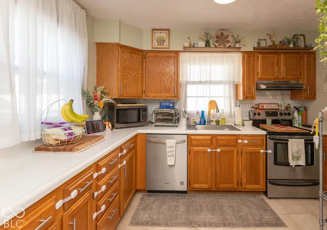 Photo 4 of Single family home for sale at 504 E Douglas Dr, Brownsburg, IN 46112 | MLS# 22130349 | Listing updated on 2026-10-10