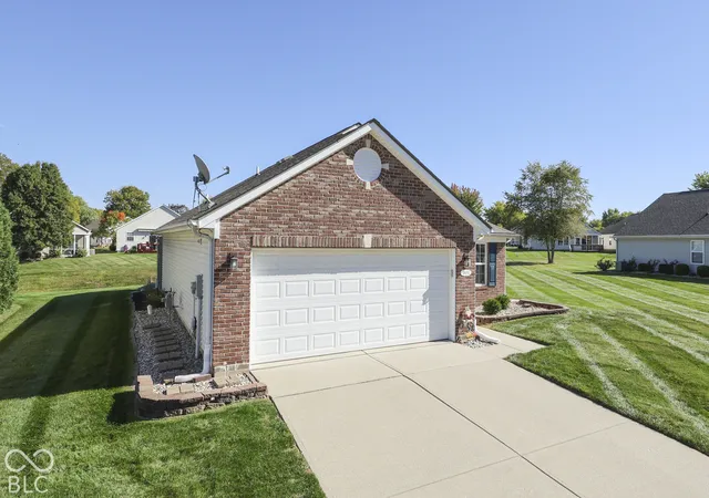 Photo 3 of Single family home for sale at 1031 Lincoln Park W Dr, Greenwood, IN 46142 | MLS# 22130365 | Listing updated on 2026-10-09