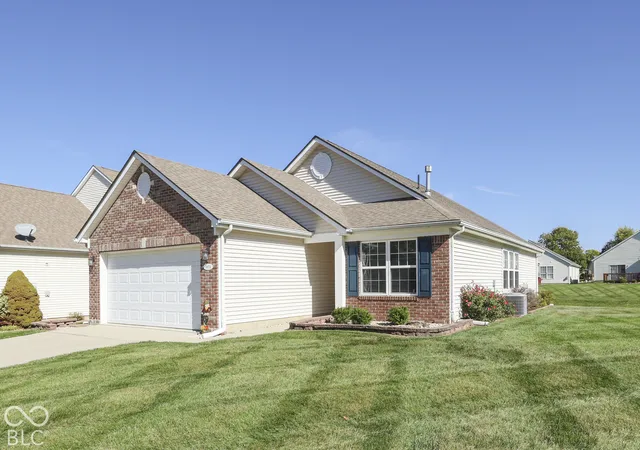 Photo 4 of Single family home for sale at 1031 Lincoln Park W Dr, Greenwood, IN 46142 | MLS# 22130365 | Listing updated on 2026-10-09