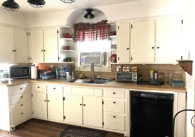 Photo 2 of Single family home for sale at 1119 Lindberg Rd, Anderson, IN 46012 | MLS# 22130380 | Listing updated on 2026-10-07