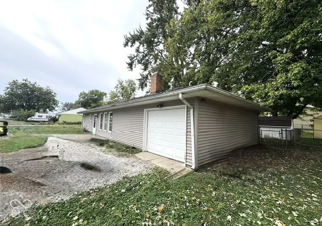 Photo 3 of Single family home for sale at 1507 Athens St, Crawfordsville, IN 47933 | MLS# 22130385 | Listing updated on 2026-10-11