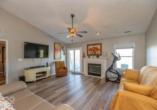 Photo 2 of Single family home for sale at 552 Nicole Blvd, Avon, IN 46123 | MLS# 22130401 | Listing updated on 2026-10-09