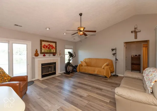 Photo 4 of Single family home for sale at 552 Nicole Blvd, Avon, IN 46123 | MLS# 22130401 | Listing updated on 2026-10-09