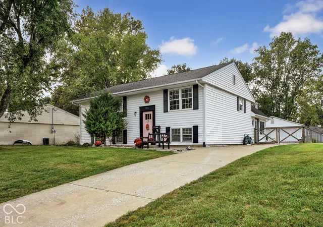 Photo 1 of Single family home for sale at 1950 Jolinda Dr, Columbus, IN 47203 | MLS# 22130427 | Listing updated on 2026-10-08