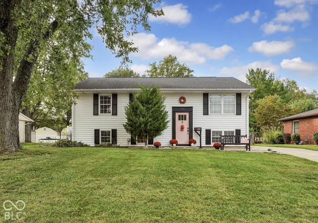 Photo 2 of Single family home for sale at 1950 Jolinda Dr, Columbus, IN 47203 | MLS# 22130427 | Listing updated on 2026-10-08