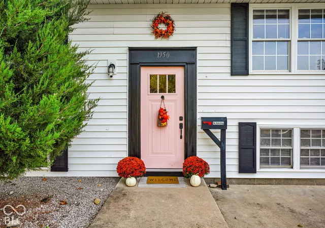 Photo 3 of Single family home for sale at 1950 Jolinda Dr, Columbus, IN 47203 | MLS# 22130427 | Listing updated on 2026-10-08