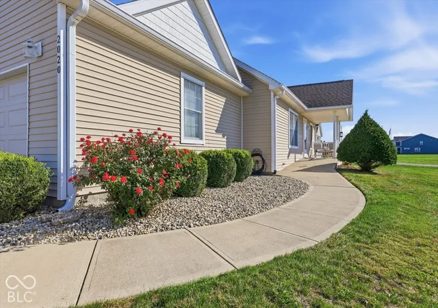 Photo 3 of Single family home for sale at 2020 Pin Oak Ct, Shelbyville, IN 46176 | MLS# 22130447 | Listing updated on 2026-10-08