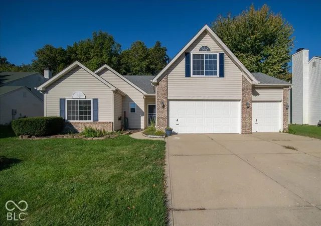 Single family home for sale at 1142 Crestwood Dr, Greenwood, IN 46143 | MLS# 22130452