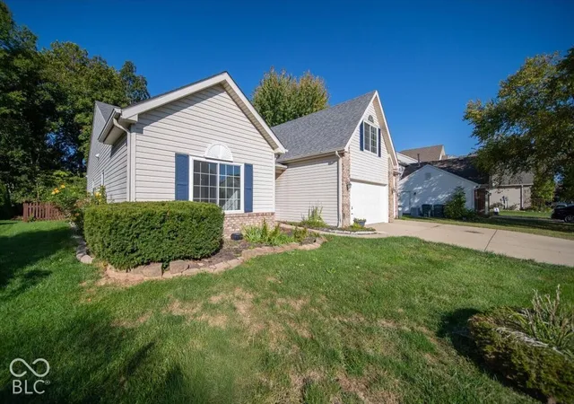 Photo 2 of Single family home for sale at 1142 Crestwood Dr, Greenwood, IN 46143 | MLS# 22130452 | Listing updated on 2026-10-08