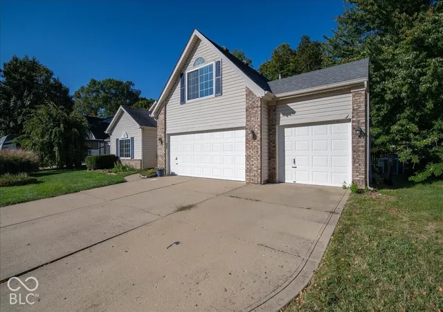 Photo 3 of Single family home for sale at 1142 Crestwood Dr, Greenwood, IN 46143 | MLS# 22130452 | Listing updated on 2026-10-08