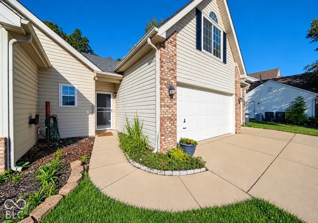 Photo 3 of Single family home for sale at 1142 Crestwood Dr, Greenwood, IN 46143 | MLS# 22130452 | Listing updated on 2026-10-08