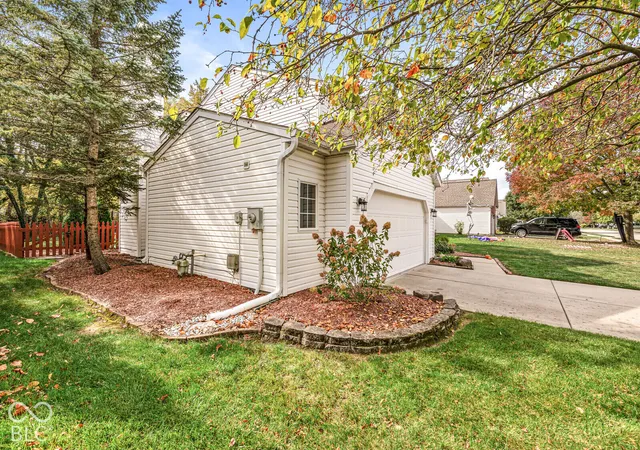 Photo 3 of Single family home for sale at 6275 Saddletree Dr, Zionsville, IN 46077 | MLS# 22130459 | Listing updated on 2026-10-19