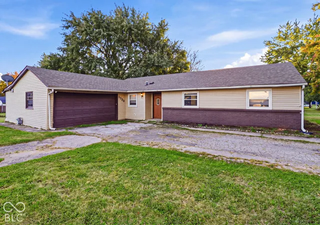 Photo 2 of Single family home for sale at 1733 Alimingo Dr, Indianapolis, IN 46260 | MLS# 22130466 | Listing updated on 2026-10-09