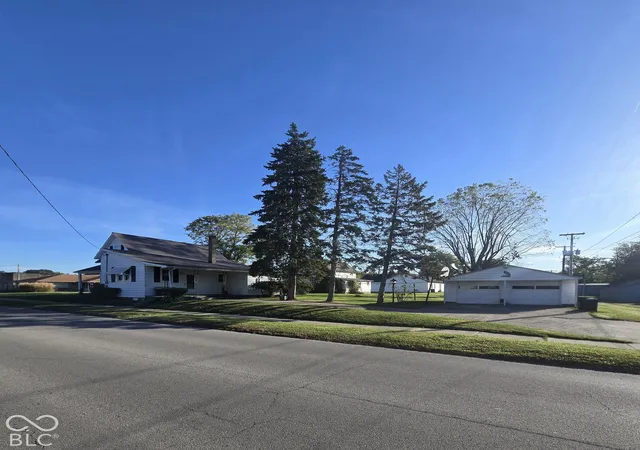 Photo 3 of Single family home for sale at 1901 N East St, Elwood, IN 46036 | MLS# 22130481 | Listing updated on 2026-10-08