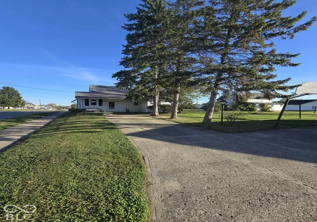 Photo 4 of Single family home for sale at 1901 N East St, Elwood, IN 46036 | MLS# 22130481 | Listing updated on 2026-10-08
