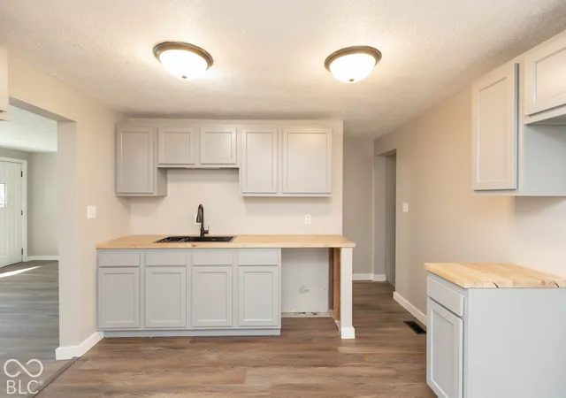 Photo 4 of Single family home for sale at 726 Emerson Dr, Seymour, IN 47274 | MLS# 22130606 | Listing updated on 2026-10-26