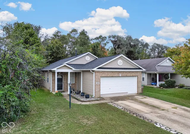 Photo 2 of Single family home for sale at 2460 Lakecrest Dr, Columbus, IN 47201 | MLS# 22130673 | Listing updated on 2026-10-29