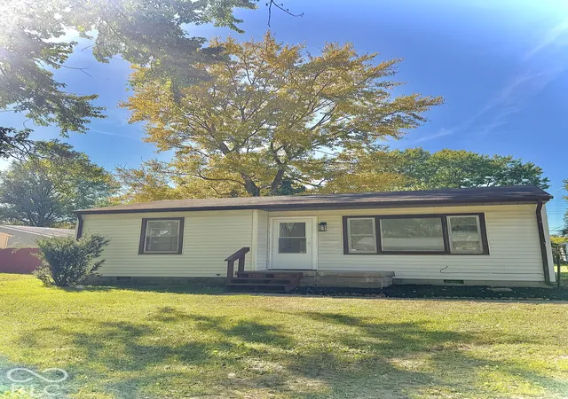 Photo 2 of Single family home for sale at 2009 Manger Ln, Anderson, IN 46011 | MLS# 22130674 | Listing updated on 2026-10-09