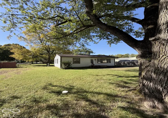 Photo 3 of Single family home for sale at 2009 Manger Ln, Anderson, IN 46011 | MLS# 22130674 | Listing updated on 2026-10-09