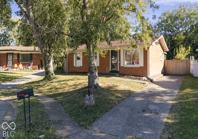 Photo 2 of Single family home for sale at 1726 Shirley Ave, Clarksville, IN 47129 | MLS# 22130718 | Listing updated on 2026-10-09