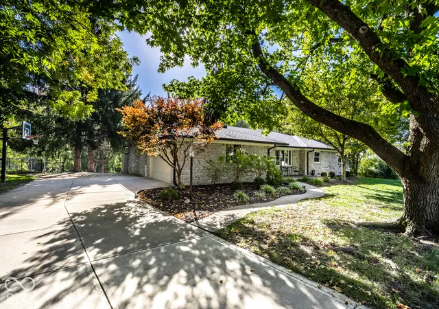 Photo 2 of Single family home for sale at 431 Shady Ln, Greenwood, IN 46142 | MLS# 22130737 | Listing updated on 2026-10-09