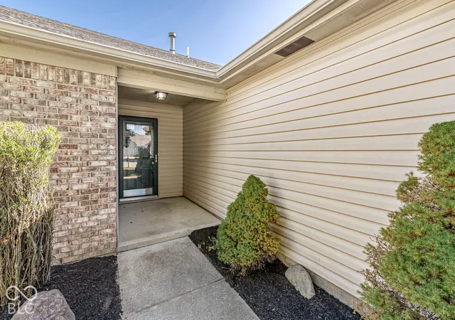Photo 3 of Single family home for sale at 5517 Wood Holw Dr, Indianapolis, IN 46239 | MLS# 22130739 | Listing updated on 2026-10-09