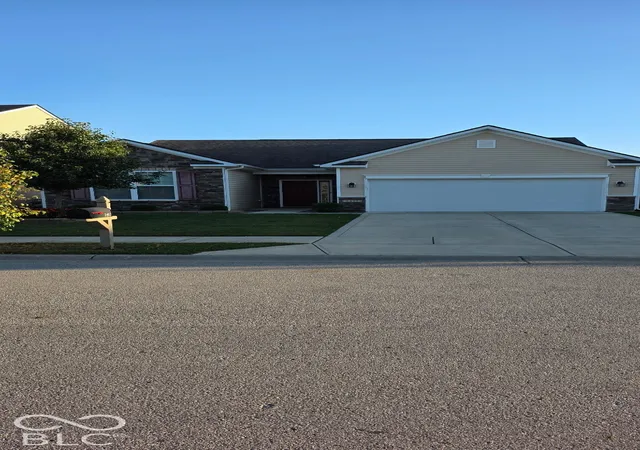 Photo 1 of Single family home for sale at 2417 Creekland Dr, Columbus, IN 47201 | MLS# 22130770 | Listing updated on 2026-10-11
