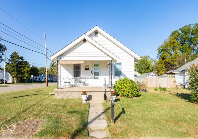 Photo 2 of Single family home for sale at 1003 Center St, Seymour, IN 47274 | MLS# 22130789 | Listing updated on 2026-10-26