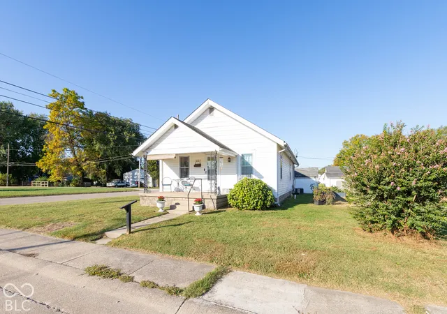 Photo 3 of Single family home for sale at 1003 Center St, Seymour, IN 47274 | MLS# 22130789 | Listing updated on 2026-10-26