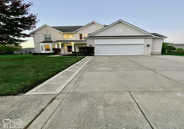 Photo 2 of Single family home for sale at 1314 Flt Wood Ct, Brownsburg, IN 46112 | MLS# 22130796 | Listing updated on 2026-10-10