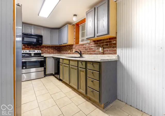 Photo 4 of Sale Pending at 2701 W 600 North, Columbus, IN 47201 | MLS# 22130806 | Listing updated on 2026-10-28