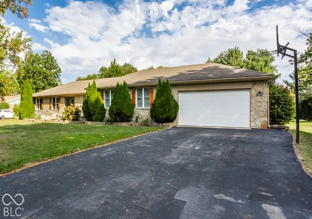 Photo 2 of Single family home for sale at 1401 Westwind Dr, Avon, IN 46123 | MLS# 22130808 | Listing updated on 2026-10-27