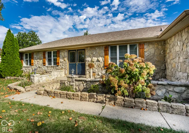 Photo 3 of Single family home for sale at 1401 Westwind Dr, Avon, IN 46123 | MLS# 22130808 | Listing updated on 2026-10-27