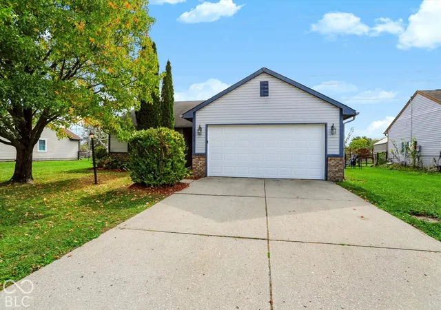 Photo 2 of Single family home for sale at 11813 Shannon Pointe Rd, Indianapolis, IN 46229 | MLS# 22130850 | Listing updated on 2026-10-30