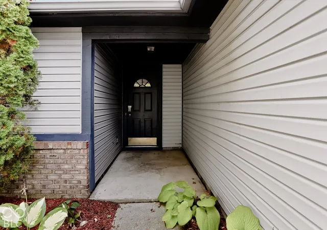 Photo 3 of Single family home for sale at 11813 Shannon Pointe Rd, Indianapolis, IN 46229 | MLS# 22130850 | Listing updated on 2026-10-30