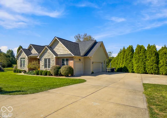 Photo 3 of Sale Pending at 2532 Woodland Farms Dr, Columbus, IN 47201 | MLS# 22130883 | Listing updated on 2026-10-25
