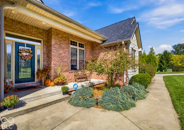 Photo 4 of Sale Pending at 2532 Woodland Farms Dr, Columbus, IN 47201 | MLS# 22130883 | Listing updated on 2026-10-25