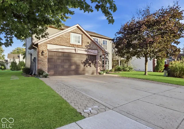 Photo 2 of Sale Pending at 6725 Wimbledon Dr, Zionsville, IN 46077 | MLS# 22130885 | Listing updated on 2026-10-16