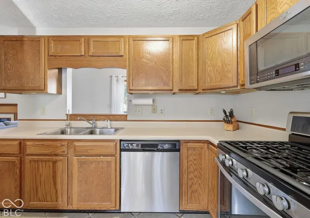 Photo 3 of Sale Pending at 6725 Wimbledon Dr, Zionsville, IN 46077 | MLS# 22130885 | Listing updated on 2026-10-16