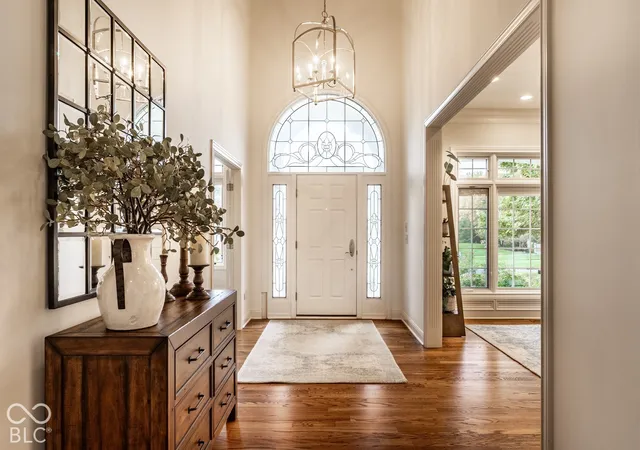 Photo 3 of Single family home for sale at 2 Stone Wall Ln, Zionsville, IN 46077 | MLS# 22130954 | Listing updated on 2026-10-15