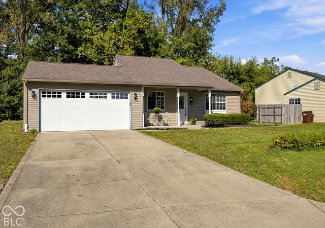 Photo 2 of Single family home for sale at 2370 Farmstead Dr, Columbus, IN 47201 | MLS# 22130979 | Listing updated on 2026-10-14