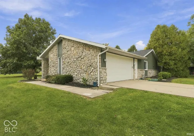 Photo 3 of Sale Pending at 8301 N Santa Barbara Dr, Muncie, IN 47303 | MLS# 22131034 | Listing updated on 2026-10-17