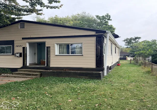 Photo 2 of Single family home for sale at 1421 West 25th, Indianapolis, IN 46208 | MLS# 22131092 | Listing updated on 2026-10-12