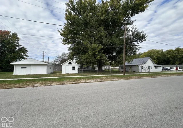 Photo 1 of Single family home for sale at 208 N East, Roachdale, IN 46172 | MLS# 22131189 | Listing updated on 2026-10-21