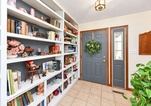 Photo 3 of Single family home for sale at 8108 River Bay W, Indianapolis, IN 46240 | MLS# 22131208 | Listing updated on 2026-10-23